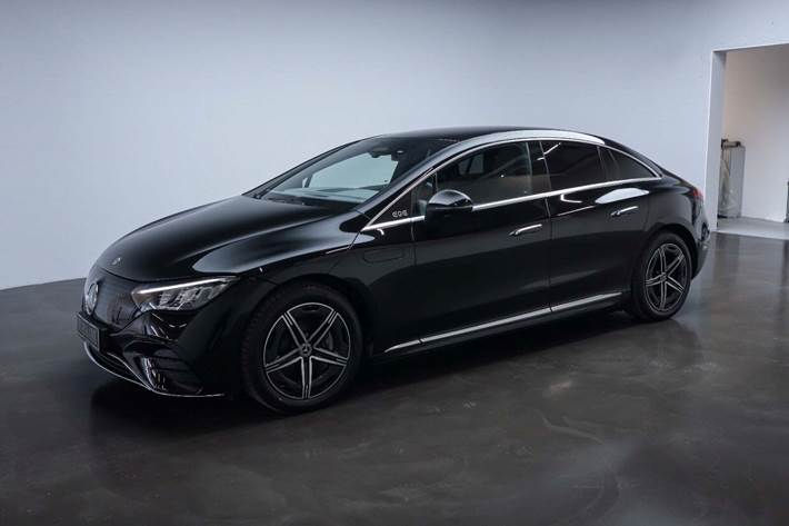 Sort Mercedes EQE350+ fra 2025 set udefra