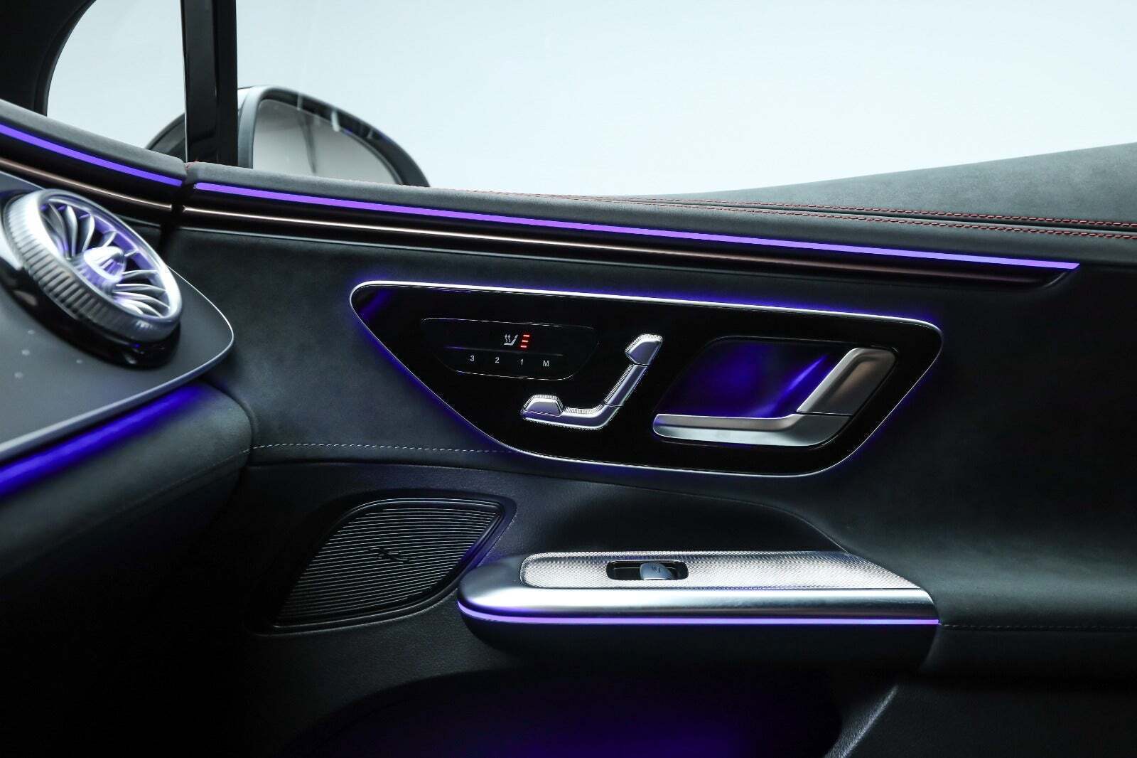 Sort Mercedes EQE350+ fra 2025