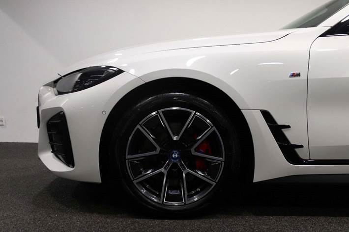 Hvid BMW i4 fra 2023