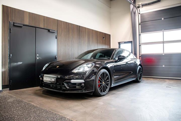 Sort Porsche Panamera GTS fra 2019 set udefra