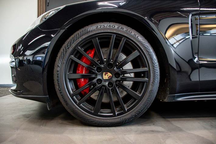 Sort Porsche Panamera GTS fra 2019