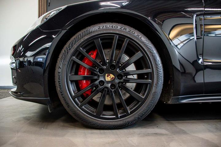 Sort Porsche Panamera GTS fra 2019 set udefra