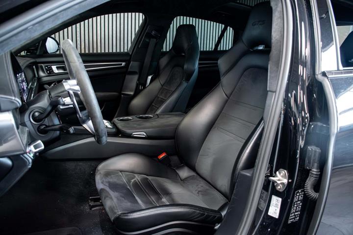 Sort Porsche Panamera GTS fra 2019 set indefra
