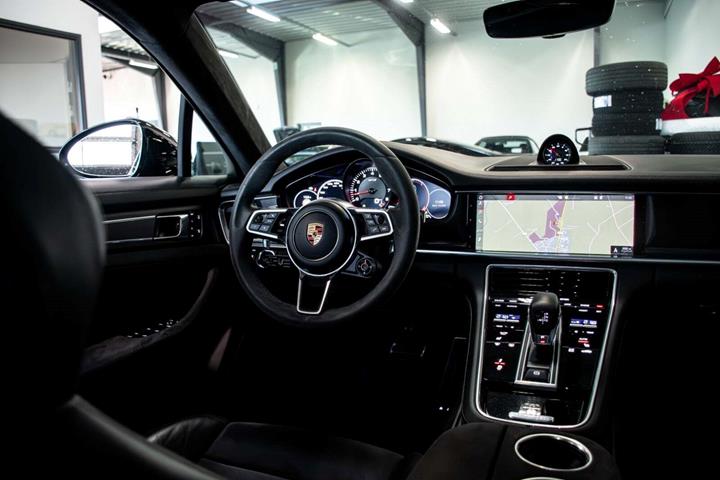 Sort Porsche Panamera GTS fra 2019 set indefra