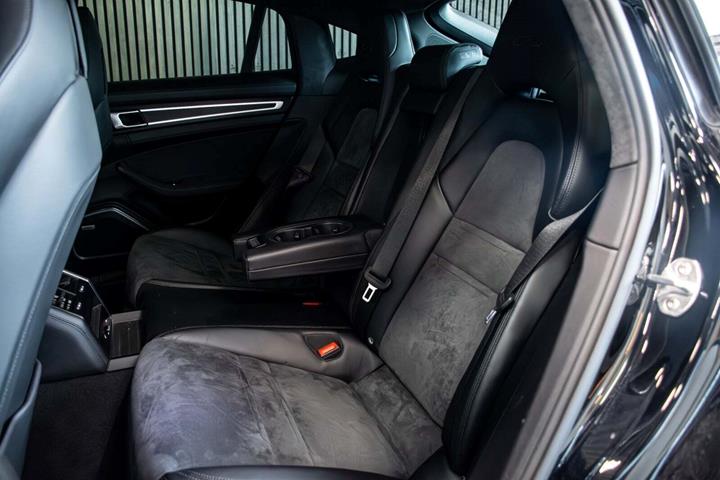 Sort Porsche Panamera GTS fra 2019