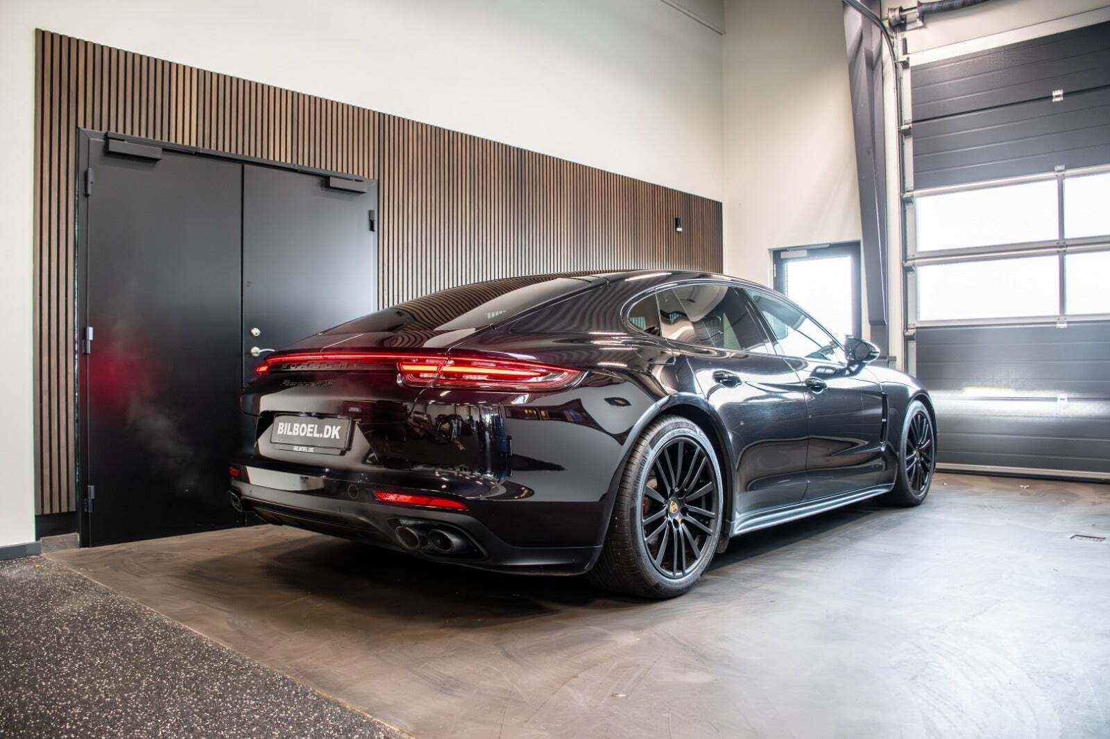 Sort Porsche Panamera GTS fra 2019