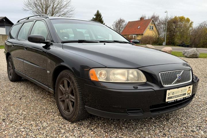 Sort Volvo V70 fra 2006 set udefra