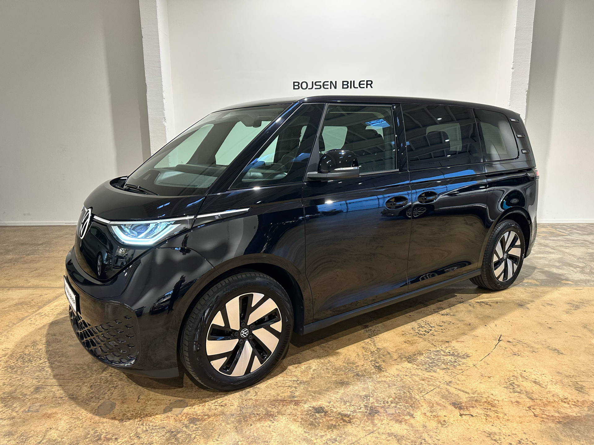 Sort VW ID.Buzz fra 2024 set udefra