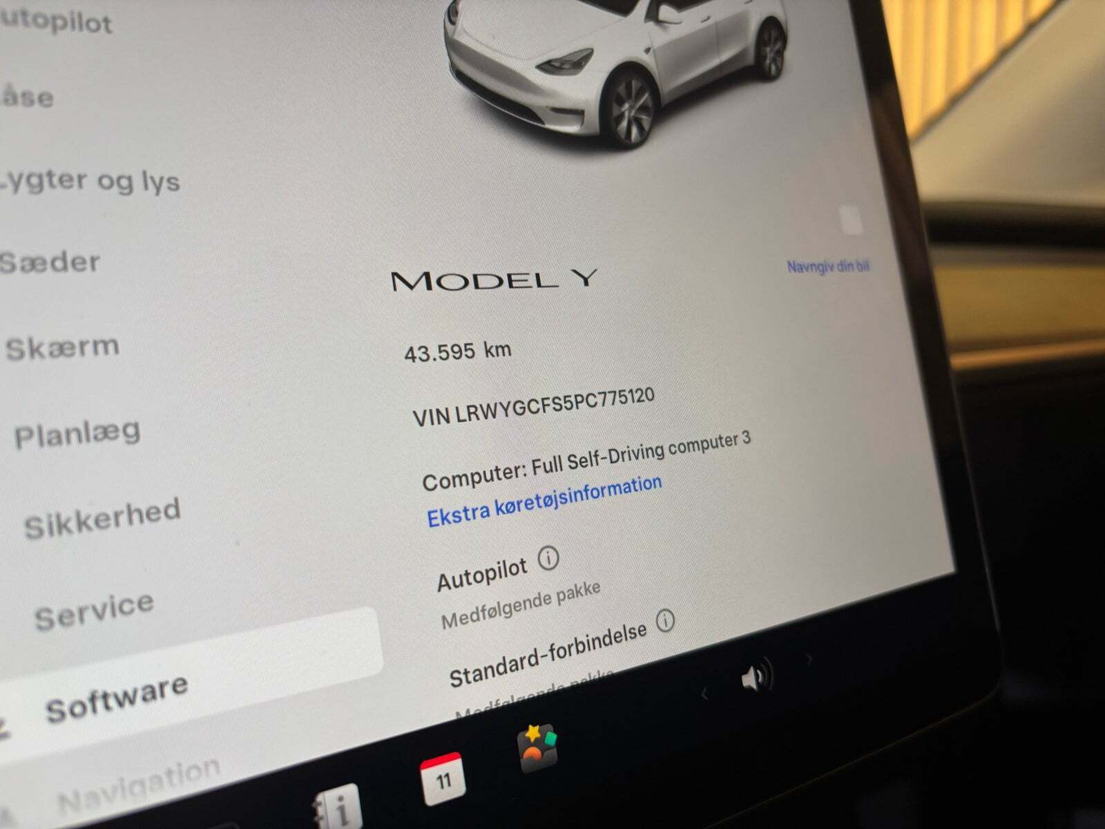 Hvid Tesla Model Y fra 2023