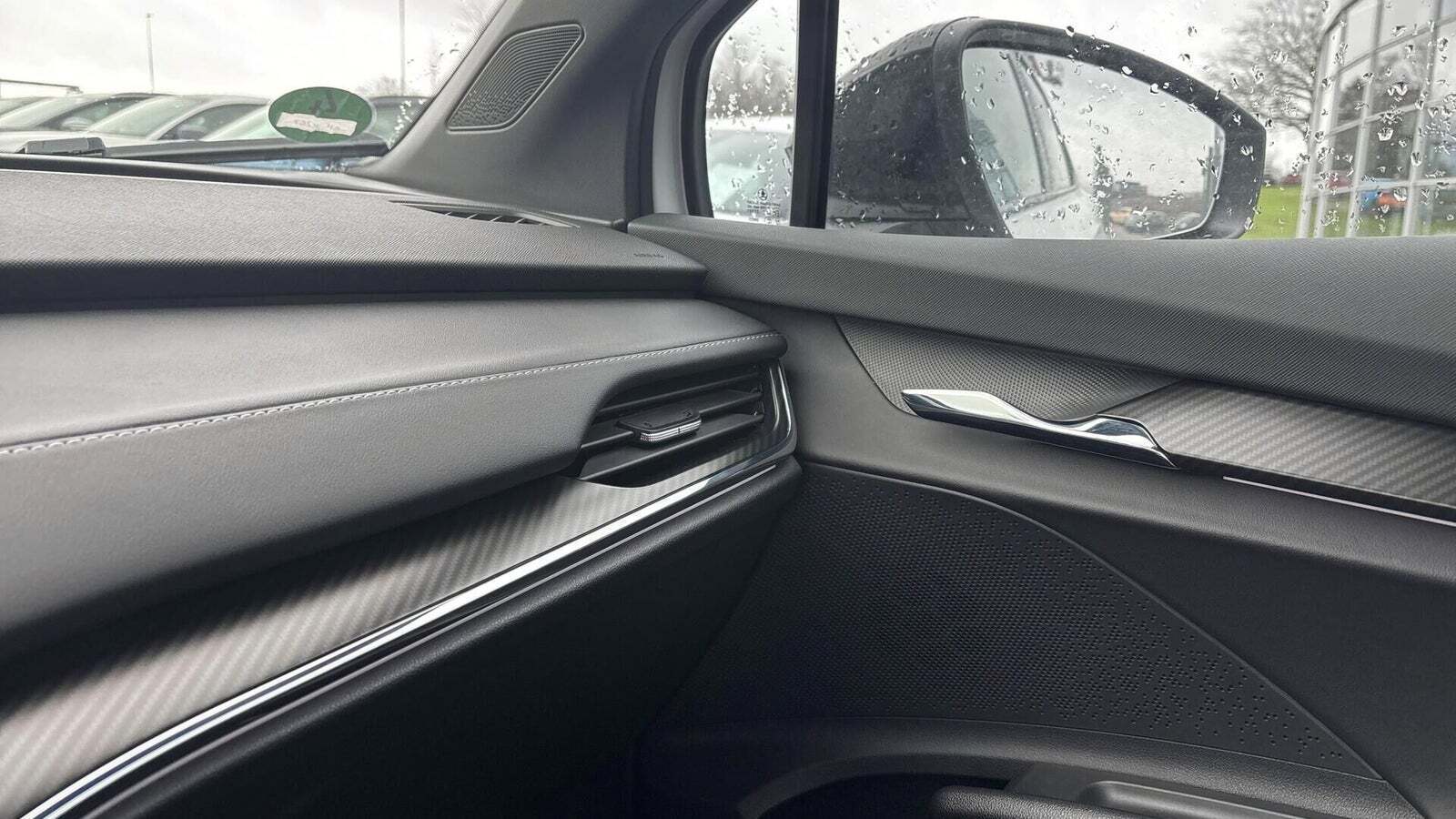 Hvid Skoda Enyaq fra 2022