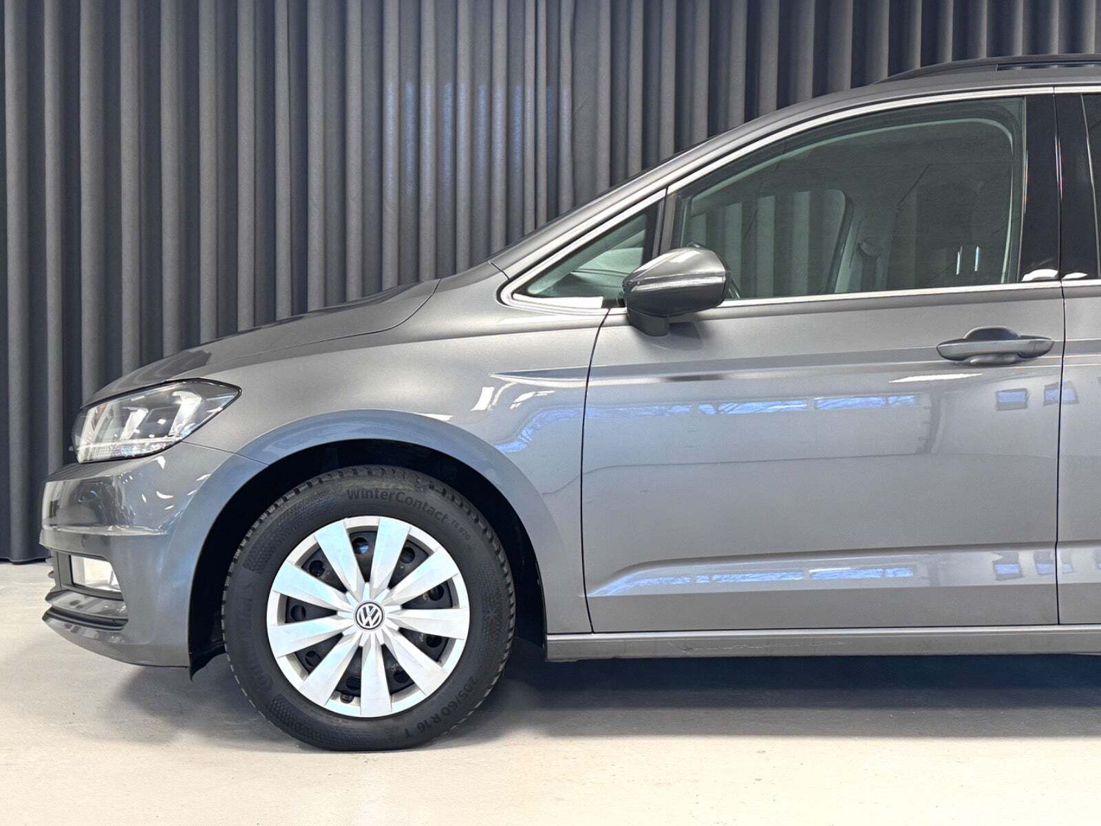 Grå VW Touran fra 2017