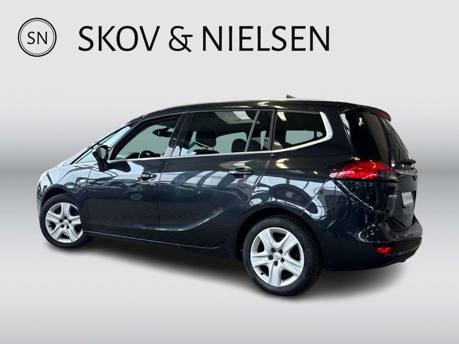 Sort Opel Zafira Tourer fra 2015