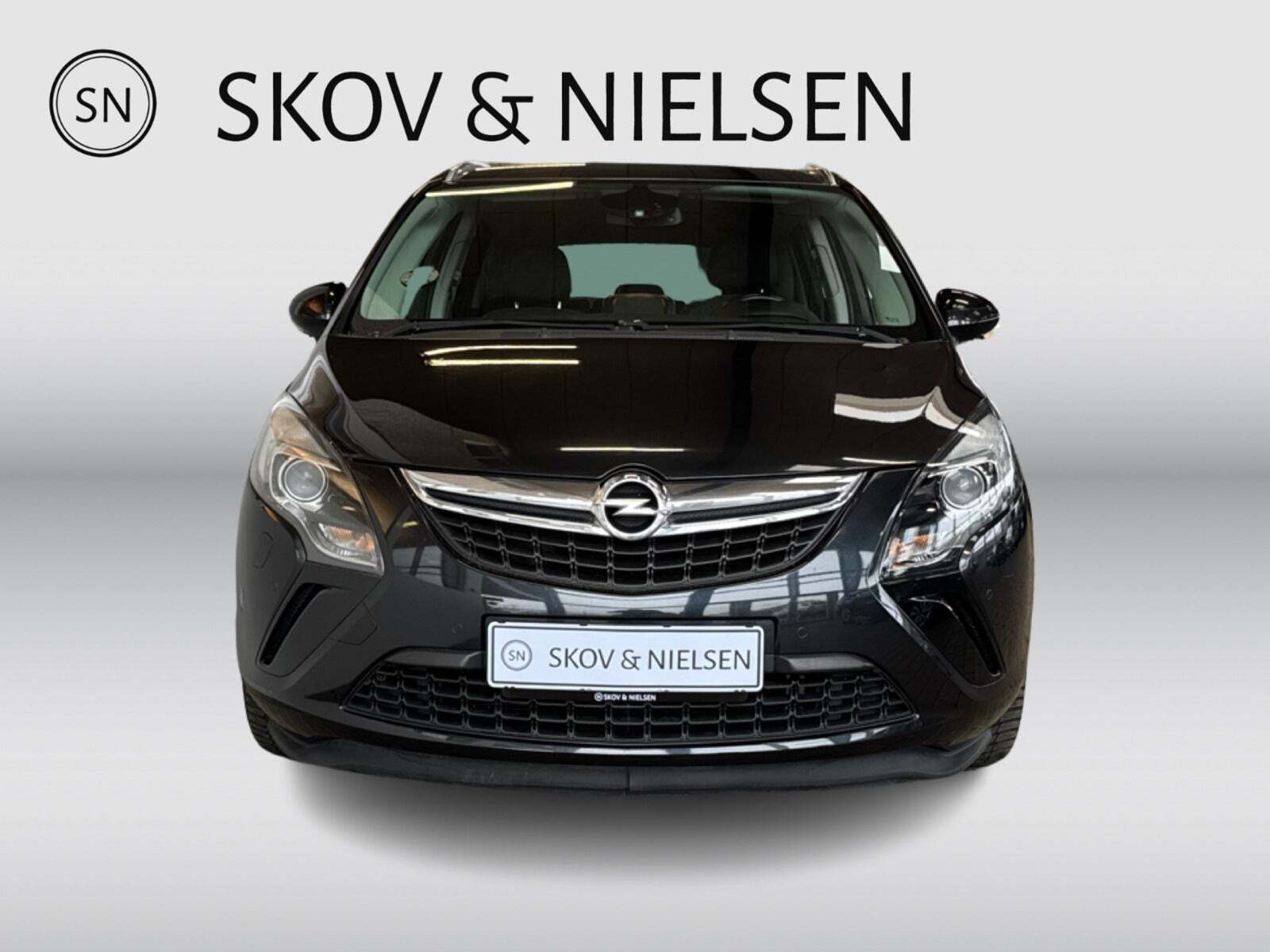 Sort Opel Zafira Tourer fra 2015