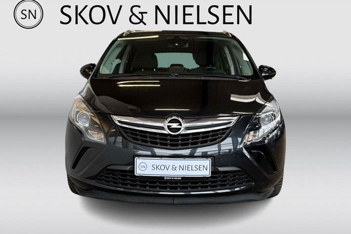 Sort Opel Zafira Tourer fra 2015