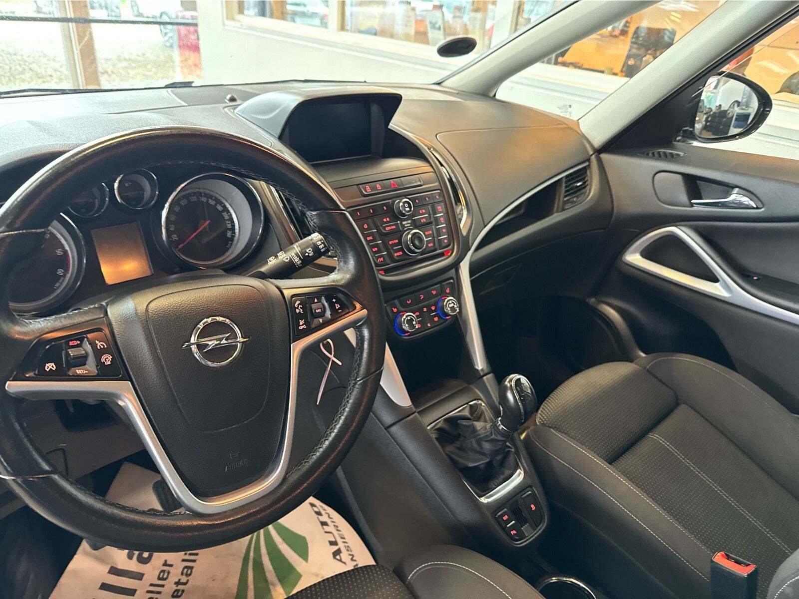 Sort Opel Zafira Tourer fra 2015
