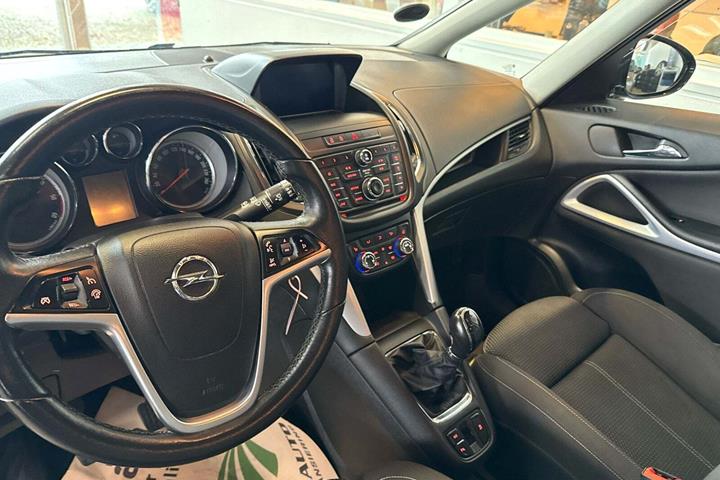 Sort Opel Zafira Tourer fra 2015