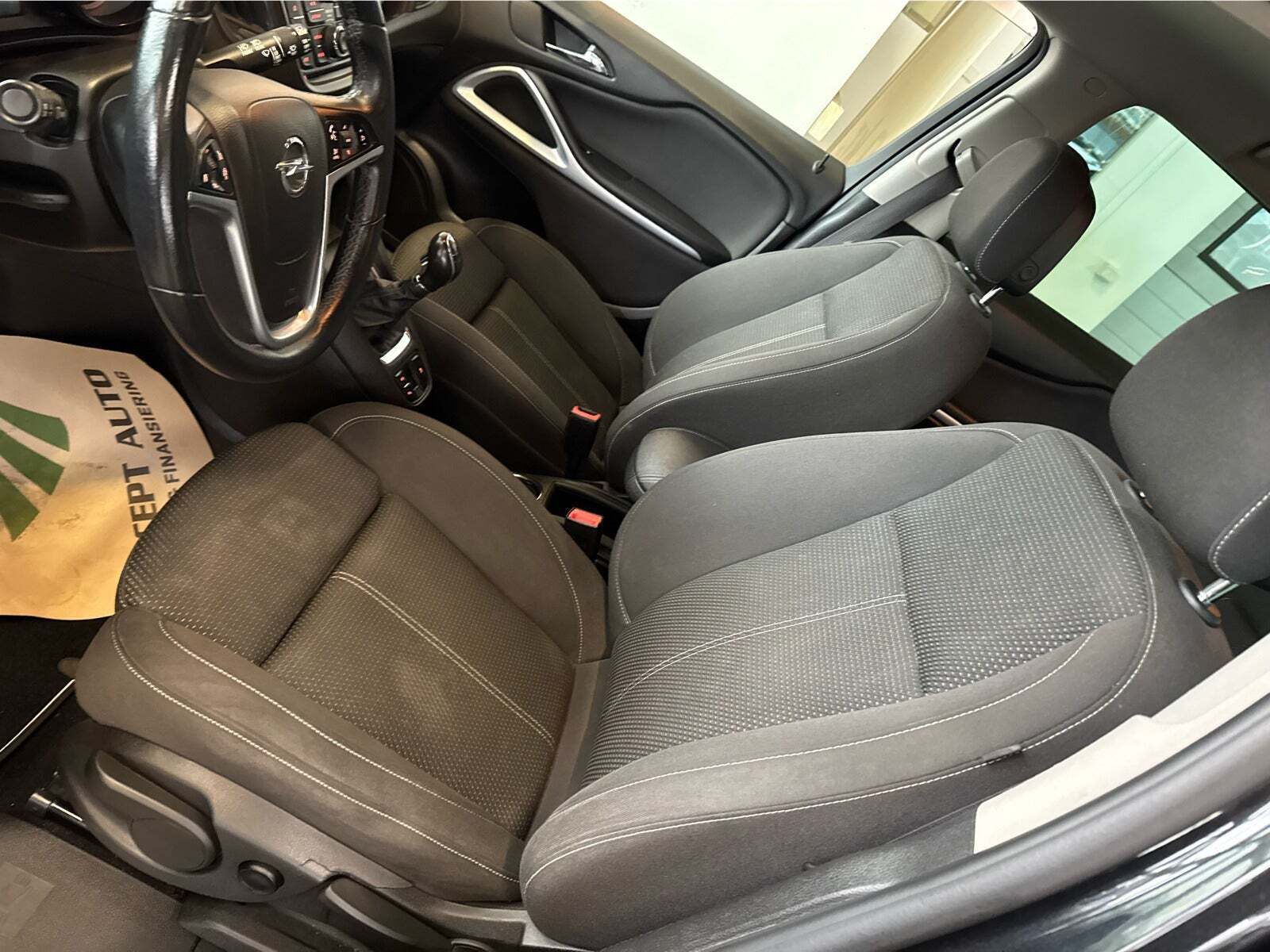 Sort Opel Zafira Tourer fra 2015