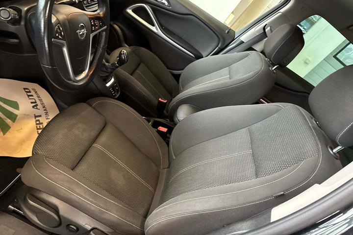 Sort Opel Zafira Tourer fra 2015