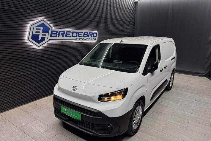 Hvid Toyota ProAce City fra 2025 set udefra