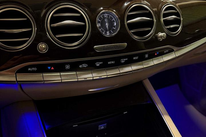 Blå Mercedes S350 fra 2014
