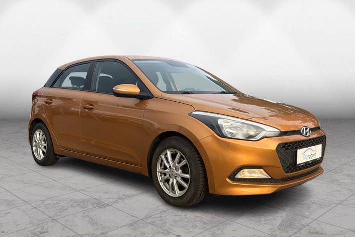Gul Hyundai i20 fra 2015 set udefra