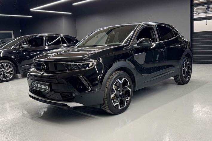 Sort Opel Mokka-e fra 2022 set udefra