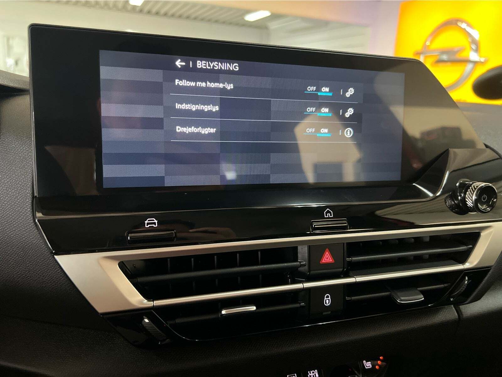 Rød Citroën C4 fra 2024