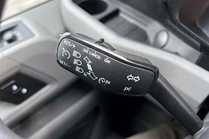 Hvid VW Crafter 30 fra 2017 set indefra