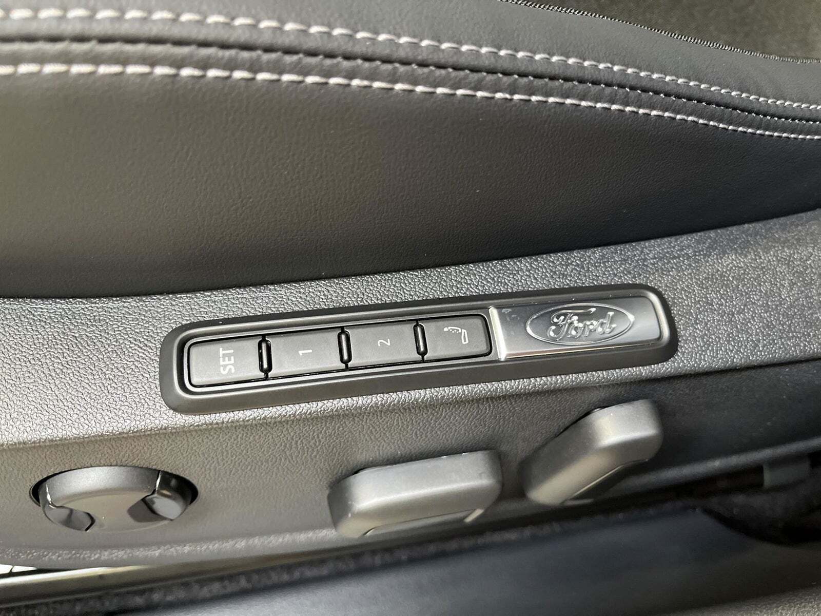 Rød Ford Explorer fra 2024