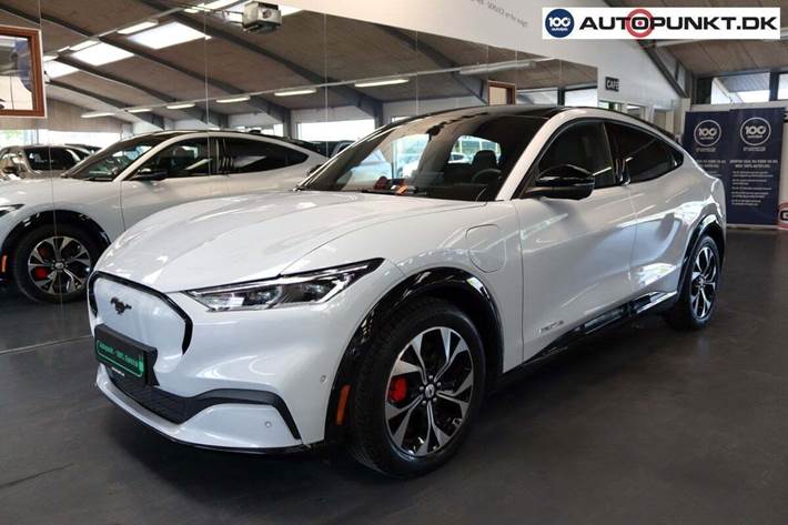 Hvid Ford Mustang Mach-E fra 2023 set udefra