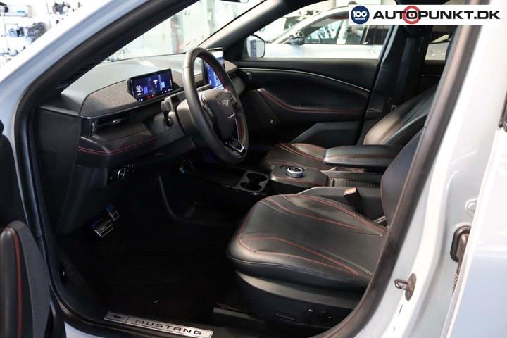 Hvid Ford Mustang Mach-E fra 2023