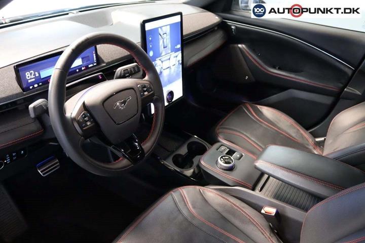 Hvid Ford Mustang Mach-E fra 2023