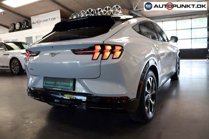Hvid Ford Mustang Mach-E fra 2023