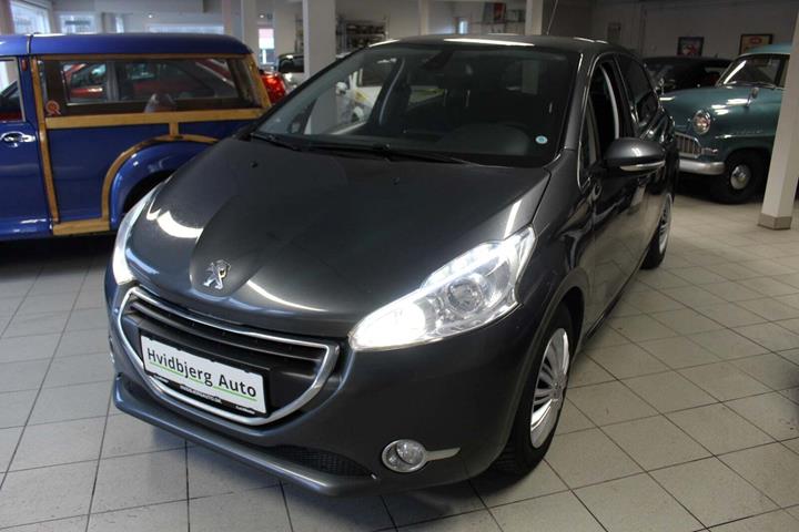 Grå Peugeot 208 fra 2014 set udefra