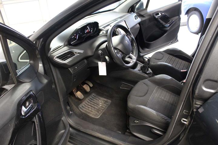 Grå Peugeot 208 fra 2014