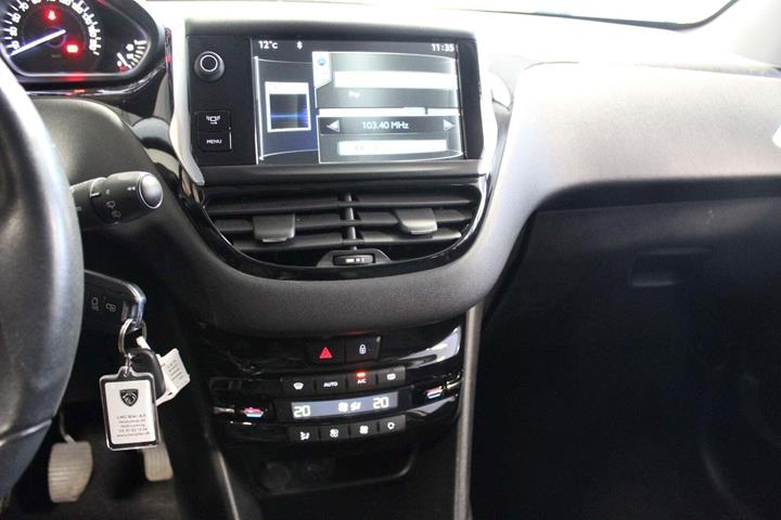 Grå Peugeot 208 fra 2014