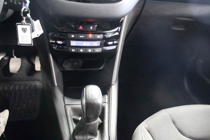 Grå Peugeot 208 fra 2014