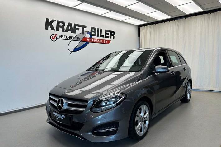 Grå Mercedes B200 fra 2017 set udefra