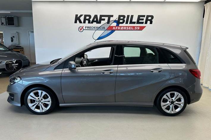 Grå Mercedes B200 fra 2017