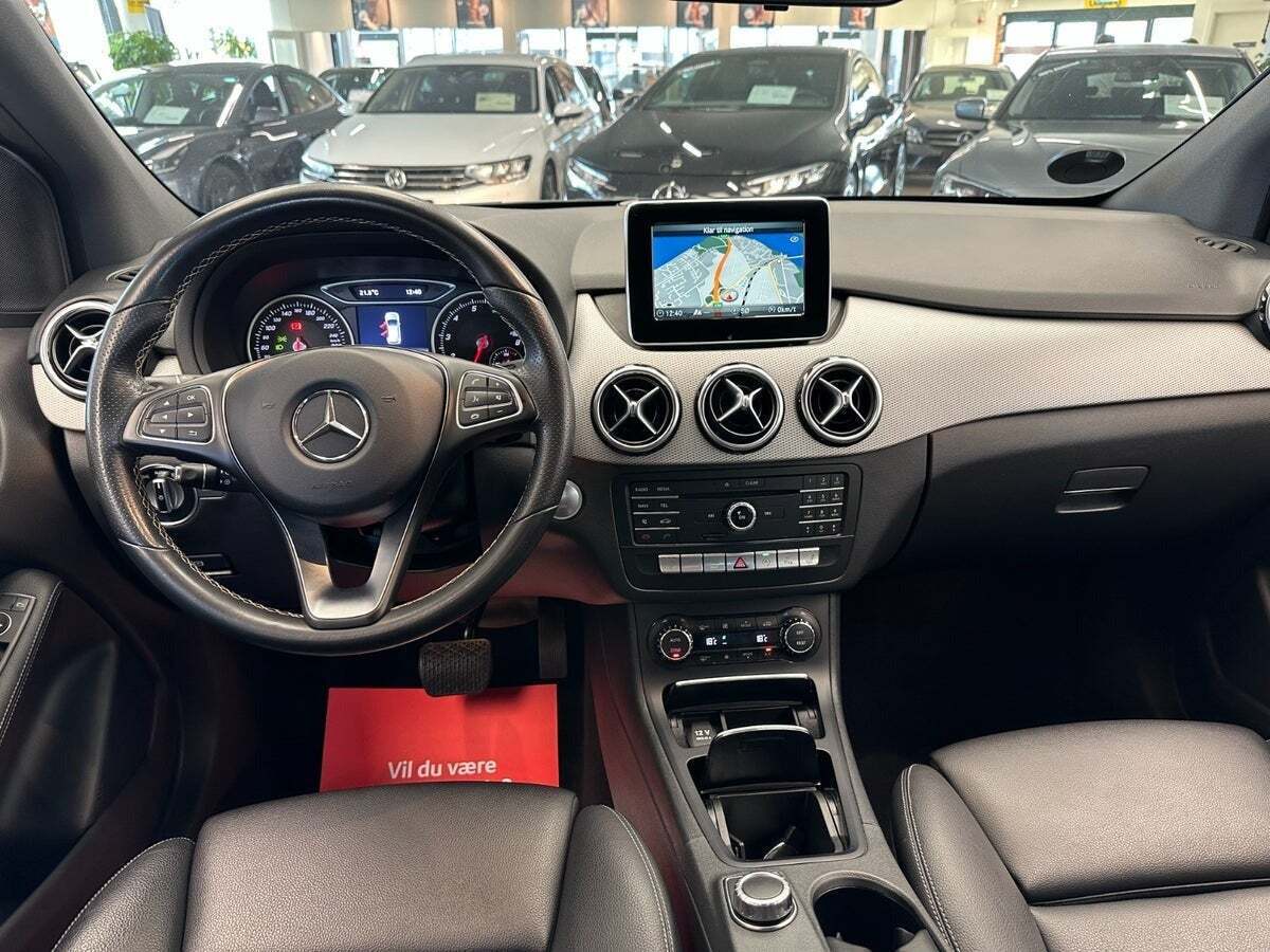 Grå Mercedes B200 fra 2017
