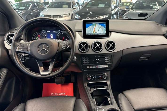 Grå Mercedes B200 fra 2017