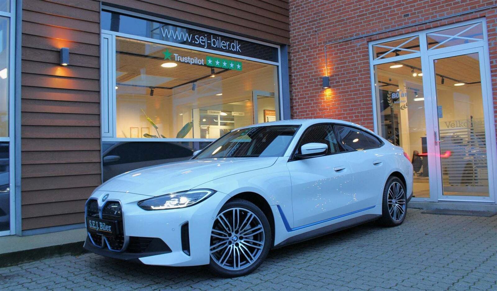 Hvid BMW i4 fra 2022 set udefra