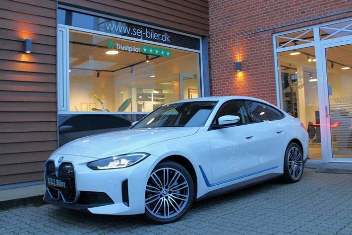 Hvid BMW i4 fra 2022 set udefra