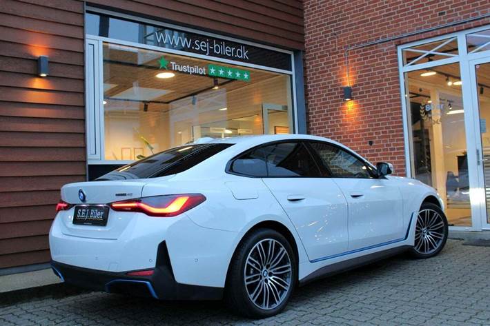 Hvid BMW i4 fra 2022
