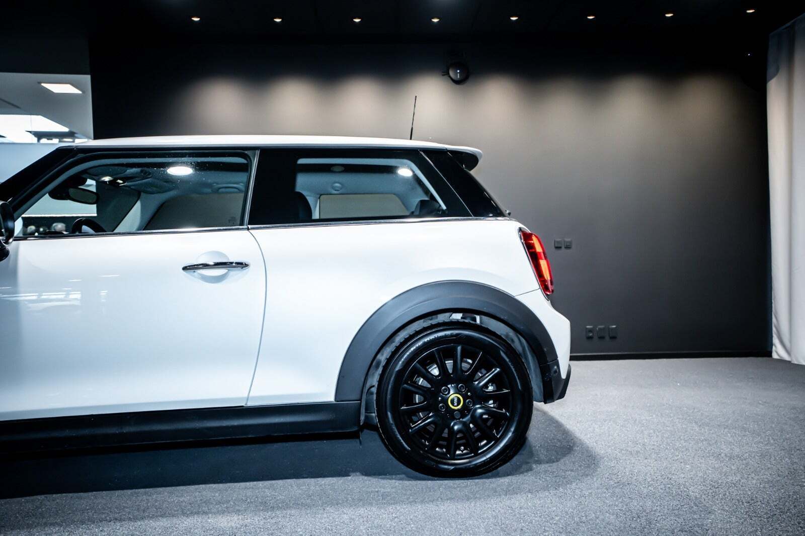 Hvid Mini Cooper SE fra 2023