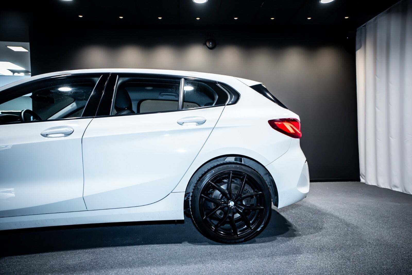 Hvid BMW 118i fra 2022