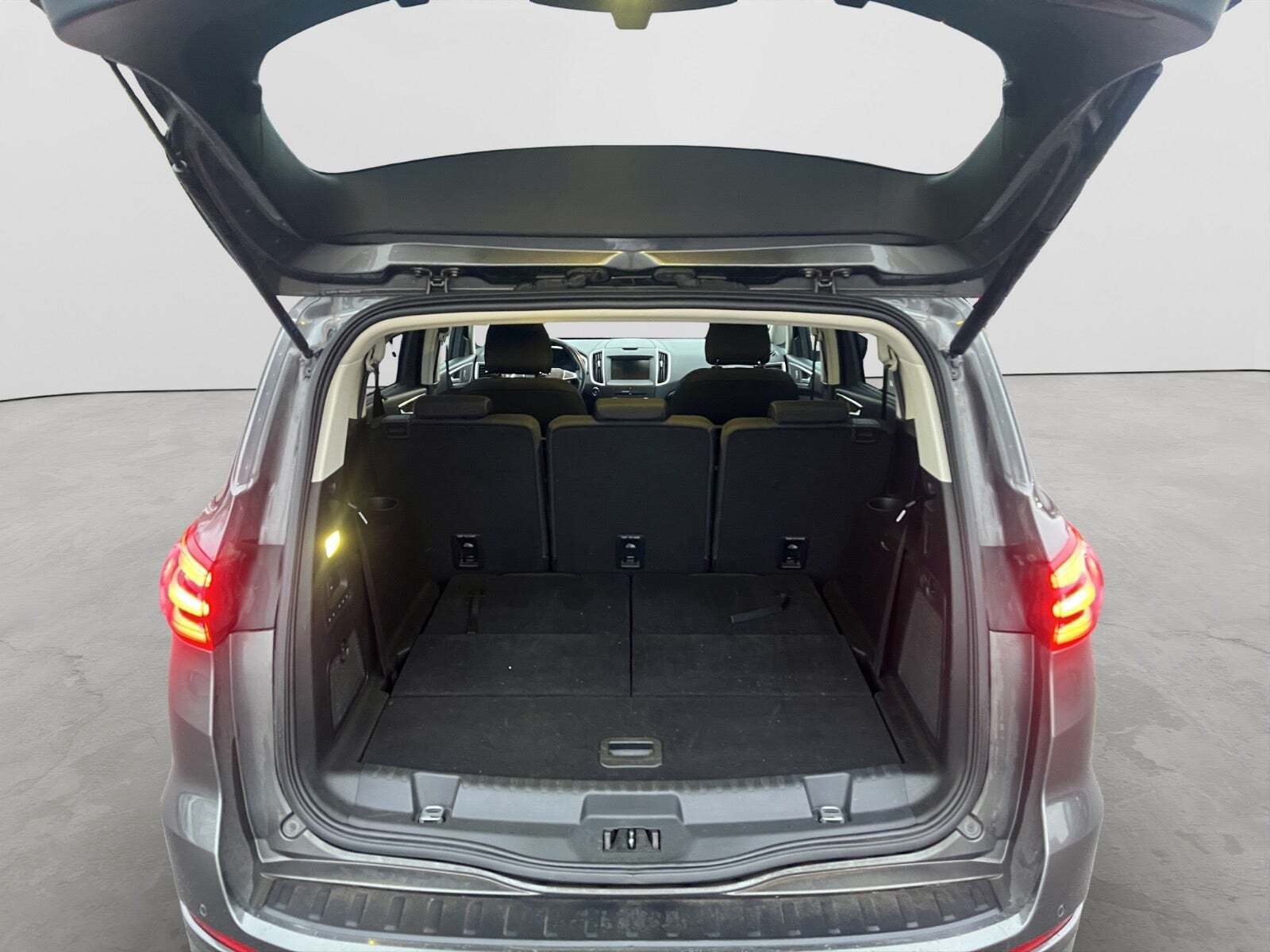 Grå Ford S-MAX fra 2016