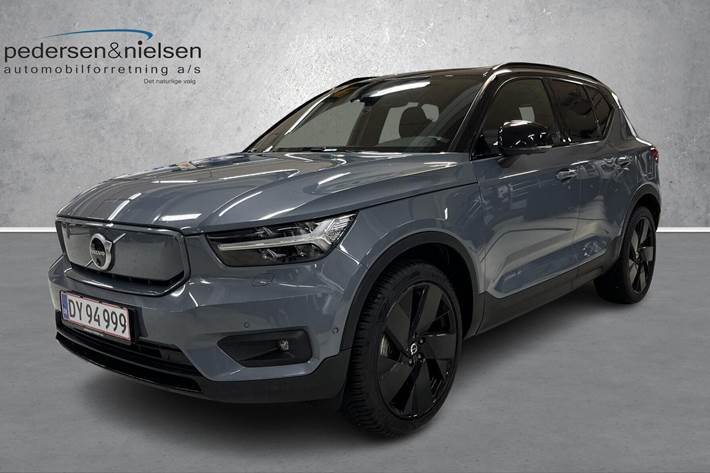 Grå Volvo XC40 fra 2021 set udefra
