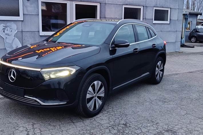 Sort Mercedes EQA 250 fra 2024 set udefra