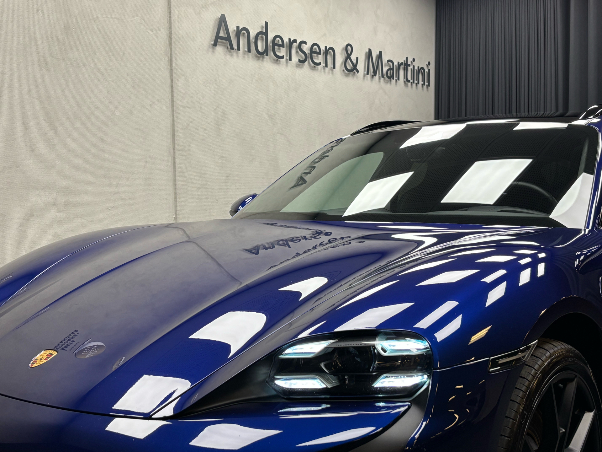 Blå Porsche Taycan fra 2023